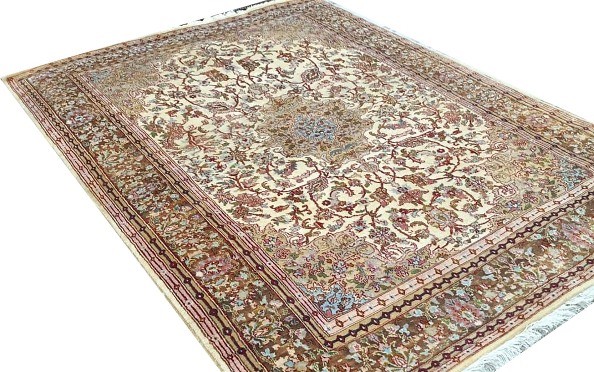 Exquisite Tabriz Persian Carpet – Hand-Knotted Elegance from Iran